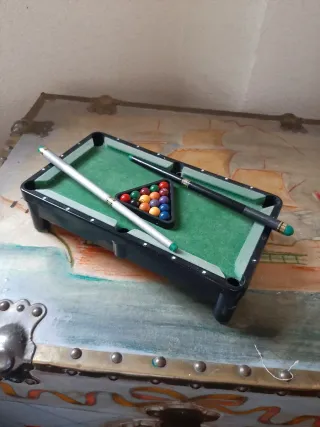 Mini mesa de billar con bolas y tacos