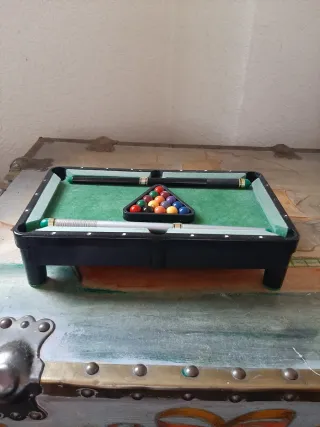Mini mesa de billar con bolas y tacos