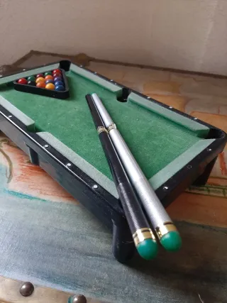 Mini mesa de billar con bolas y tacos