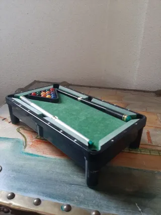 Mini mesa de billar con bolas y tacos