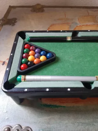 Mini mesa de billar con bolas y tacos