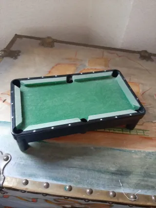 Mini mesa de billar con bolas y tacos