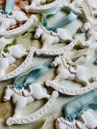 Cavallini a dondolo in gesso profumato