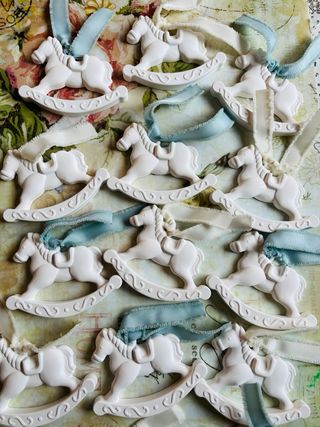 Cavallini a dondolo in gesso profumato