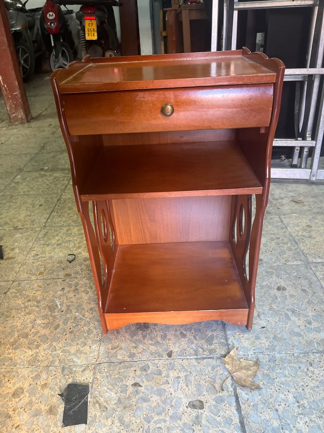 Mesita de noche de madera