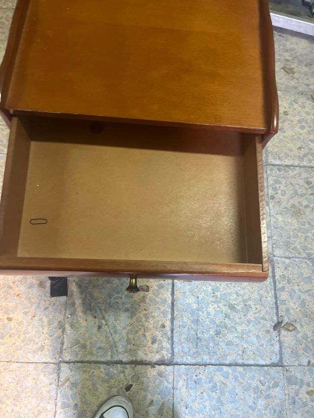 Mesita de noche de madera