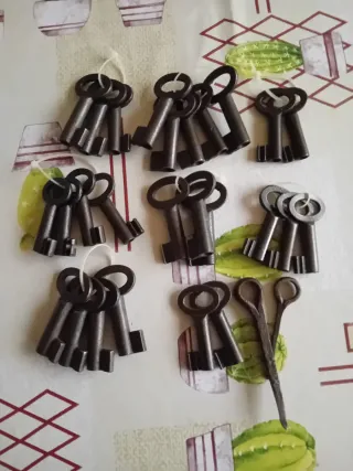 Lote de 26 llaves de forja en bruto, para candados