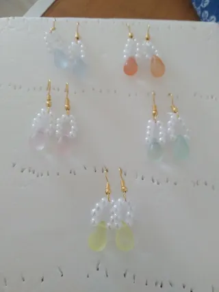 Pendientes de perlas y piedras de colores