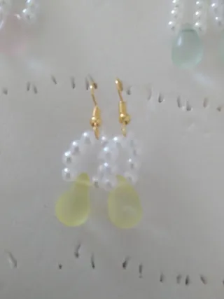 Pendientes de perlas y piedras de colores
