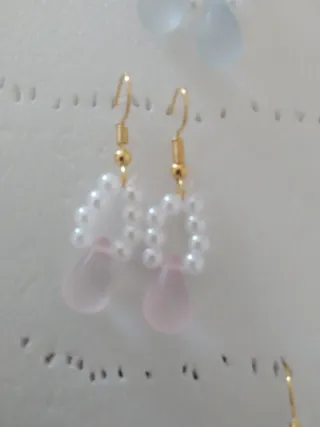 Pendientes de perlas y piedras de colores