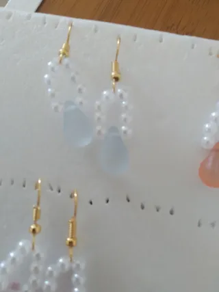 Pendientes de perlas y piedras de colores