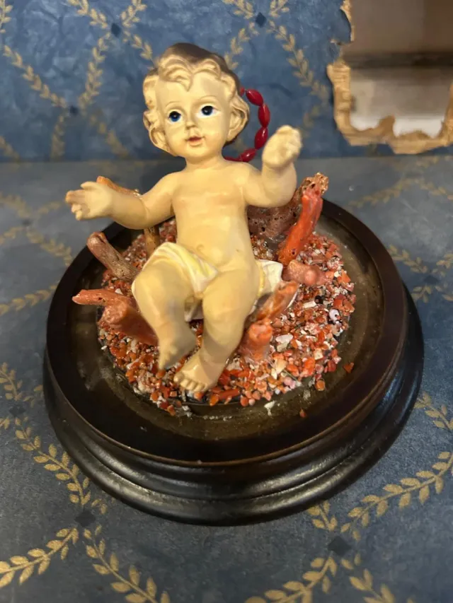 Bambino in teca con base in legno