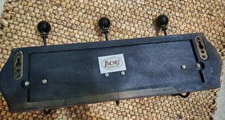 Perchero rústico madera y metal con bolas suaves.