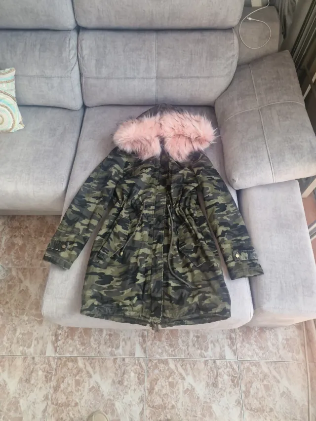 Chaqueta militar con capucha rosa