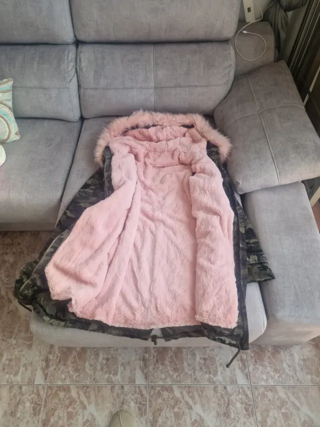 Chaqueta militar con capucha rosa