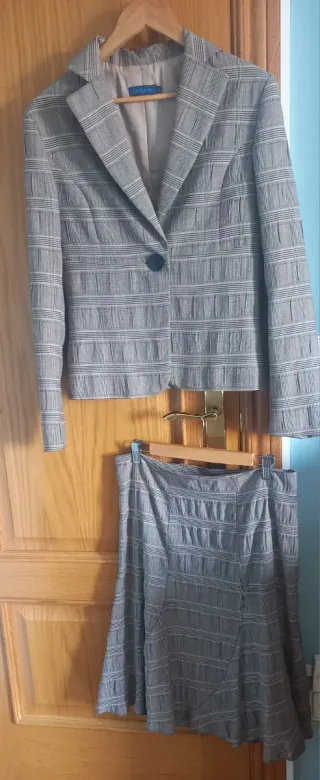 Traje de chaqueta y falda a cuadros