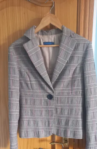 Traje de chaqueta y falda a cuadros