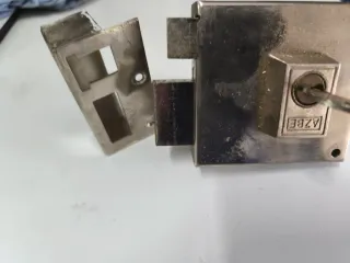 Cerradura de puerta metálica con llave