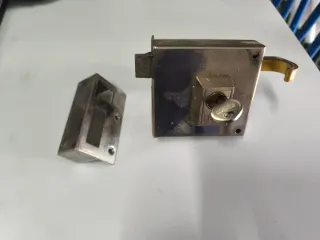 Cerradura de puerta metálica con llave