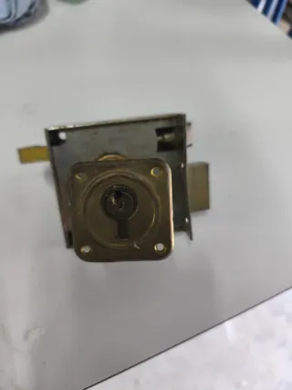 Cerradura de puerta metálica con llave