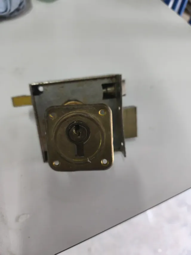 Cerradura de puerta metálica con llave