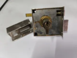 Cerradura de puerta metálica con llave