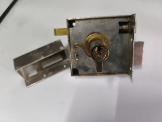 Cerradura de puerta metálica con llave