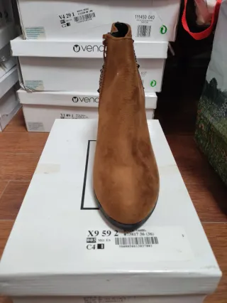 Botín Camel Tachuelas Talla 36