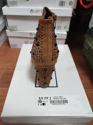 Botín Camel Tachuelas Talla 36