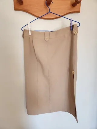 Falda beige con botones