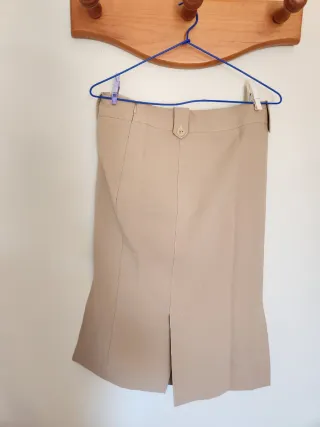 Falda beige con botones