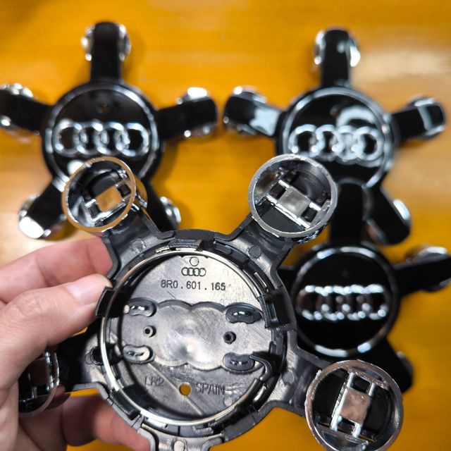 TAPABUJES AUDI 135mm NEGRO CONCAVOS - EMBLEMAS AUD