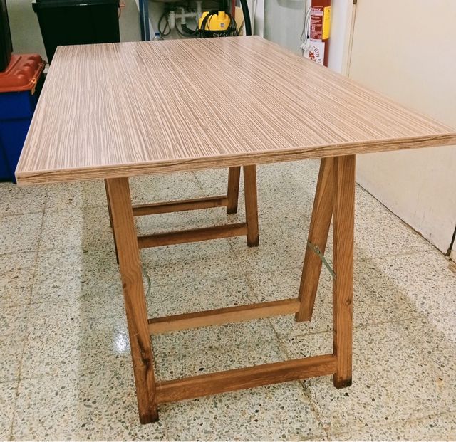Mesa de madera con dos caballetes