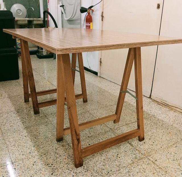 Mesa de madera con dos caballetes