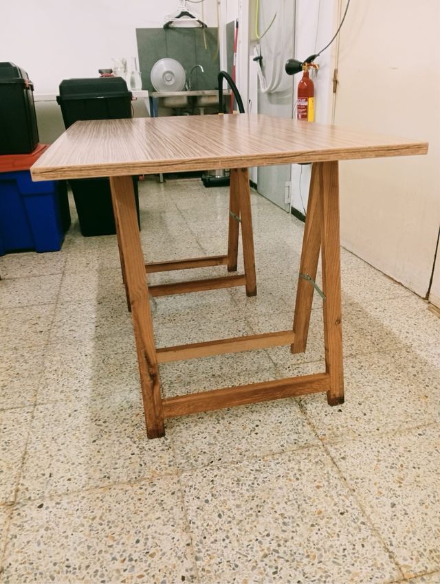 Mesa de madera con dos caballetes