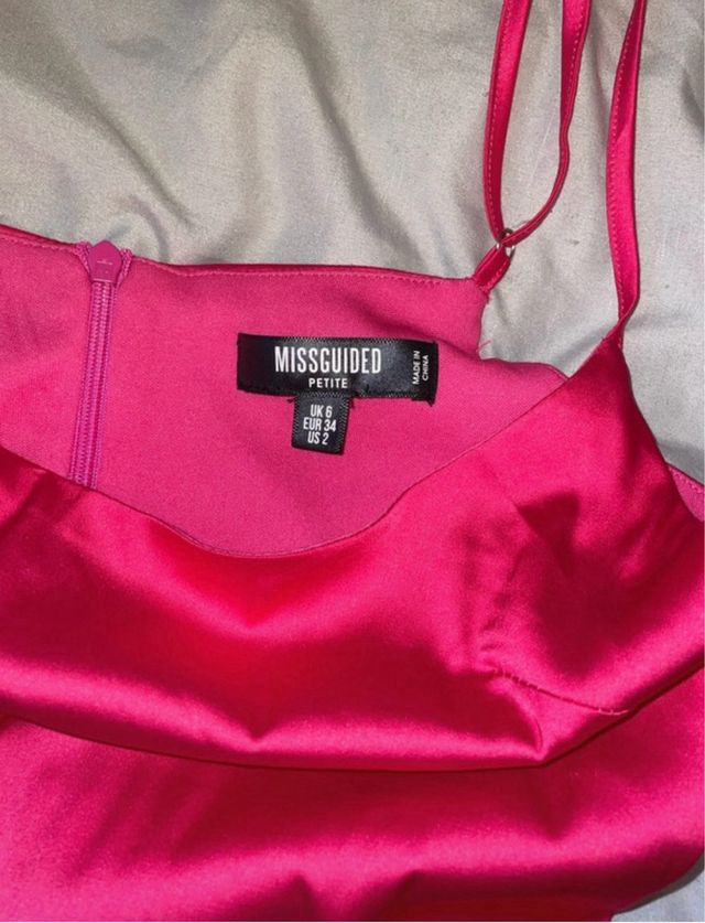 Mini vestido satinado fucsia