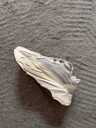Adidas Yeezy 700 Beige/Gris Talla 40