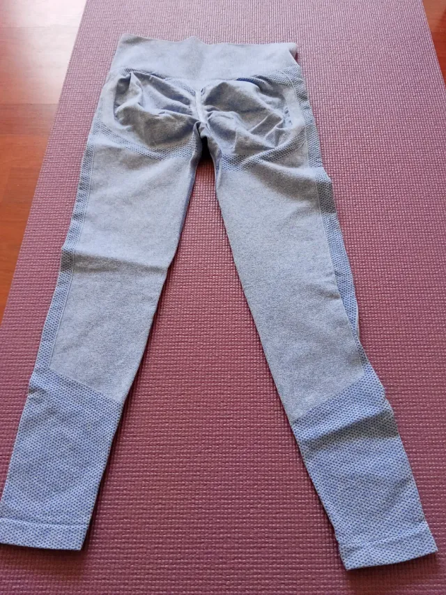 Mallas de gimnasio azules y grises