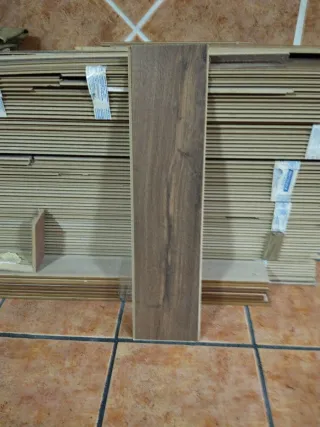 Tarima flotante nogal oscuro (aprox. 45m²)