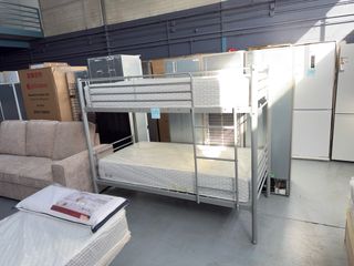 Litera metálica y colchones