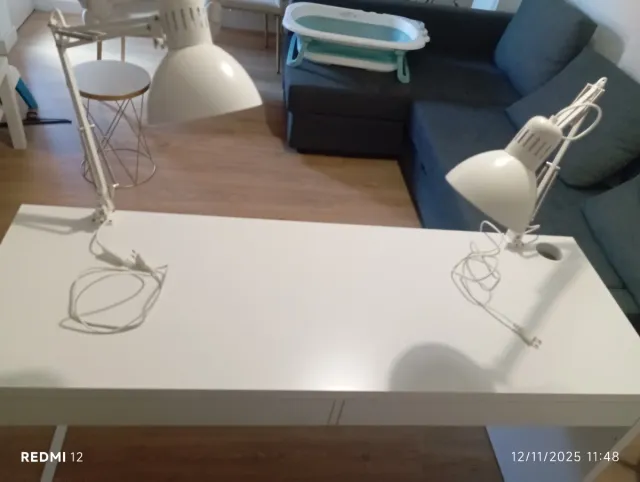 Escritorio blanco con silla y lámparas