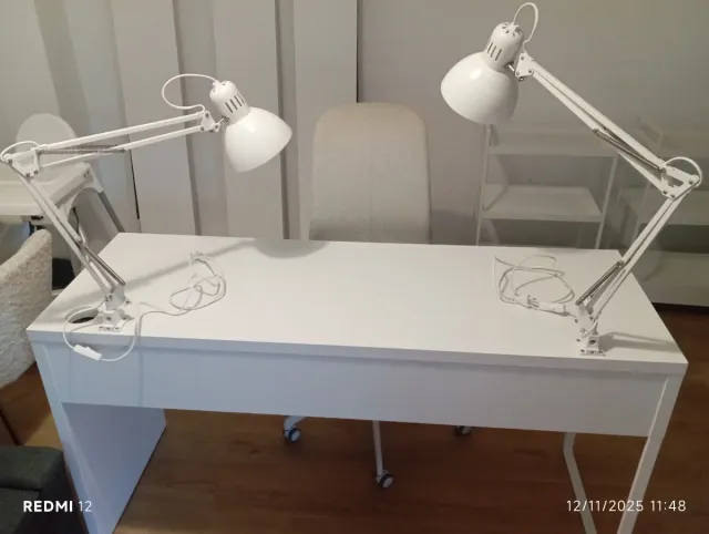 Escritorio blanco con silla y lámparas