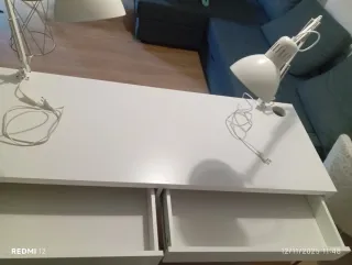 Escritorio blanco con silla y lámparas