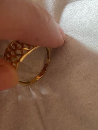 Anillo de oro con diseño calado t