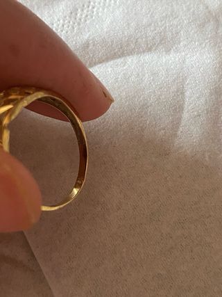 Anillo de oro con diseño calado t