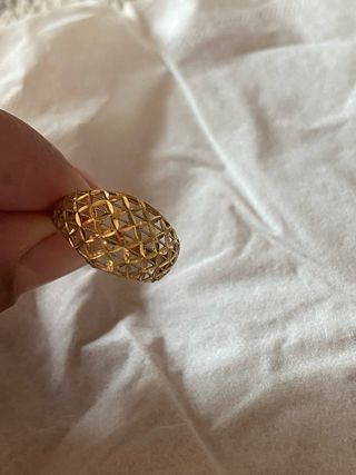 Anillo de oro con diseño calado t