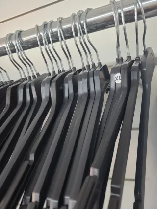 Lote 100 perchas negras de plástico