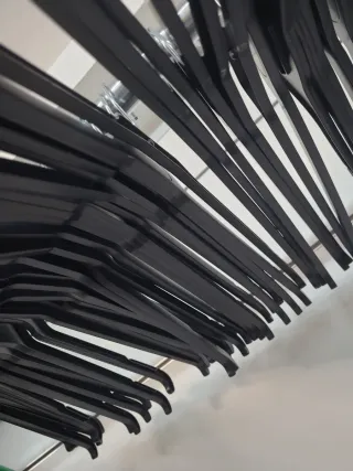 Lote 100 perchas negras de plástico