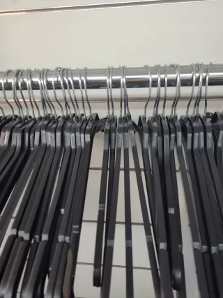 Lote 100 perchas negras de plástico