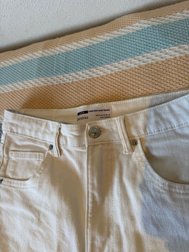 Vaqueros blancos Bershka